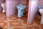Шкільний туалет, скріншот: Youtube