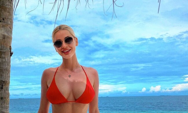 Невеста игрока "Шахтера" похвасталась пышными формами: сбросила абсолютно все