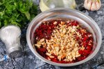 Буряк з часником і горіхами: смачний рецепт корисної закуски