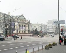 У Києві дірява труба перетворила вулицю на сауну - дим стовпом і окріп на дорозі