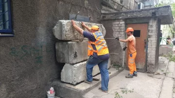 "Замуровали, демони": у Дніпрі комунальники креативно позбулися пияк