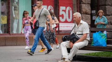 Доплата к пенсии более 2500 грн: деньги в руках пенсионера