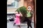 Киянка побила поліцейського мітлою, скріншот відео