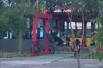 У Дніпрі підлітки рухнули вниз разом з гойдалкою, епічний момент потрапив на камеру