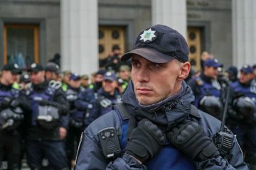 В столкновениях под администрацией Порошенко пострадали копы: возбуждено уголовное дело