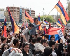 Майдан в Єревані: тисячі протестувальників, перекриті вулиці та перші постраждалі
