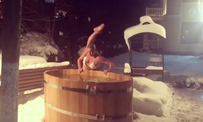 Волочкова показала, як рятуватися від пандемії шпагатом: ″Дуже сильно тонізує″