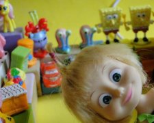 Удушення та крики: відчайдушний махач за дитячу іграшку потрапив на відео