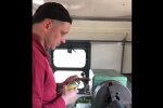 Поліцейський робить глушники для автоматів. Фото: Youtube