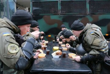 Запорожских нацгвардейцев кормили испорченными продуктами 