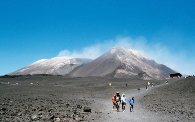 Ученые бьют тревогу: вулкан Этна медленно "меняет прописку"