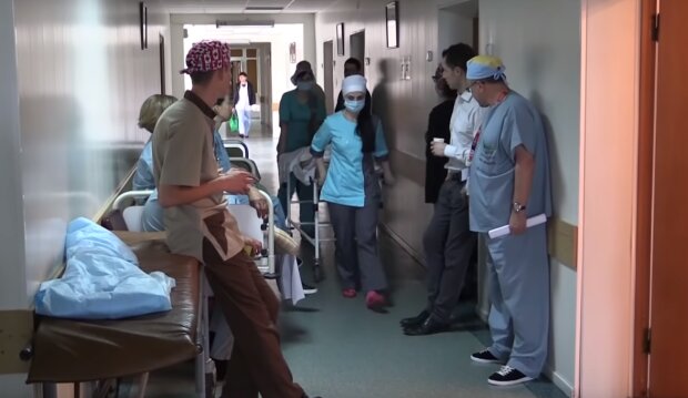 в больнице, скриншот из видео