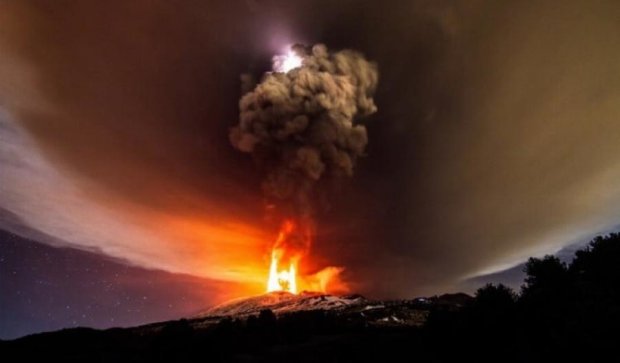 Из-за извержения вулкана Этна запретили полеты (фото, видео)