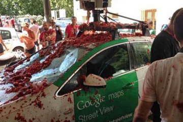 Машину Google закидали помідорами в Іспанії (фото)
