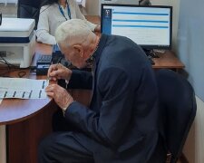 На Франківщині 95-річний дідусь обзавівся ID-паспортом — перший з великої родини