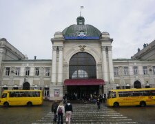 Молоко на губах не обсохло: у Франківську схопили малолітню "мінувальницю"