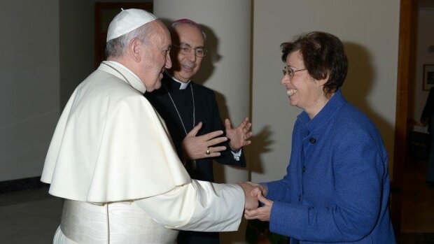 Папа римський Франциск порушив традиції: у Ватикані вперше на високу посаду призначили жінку
