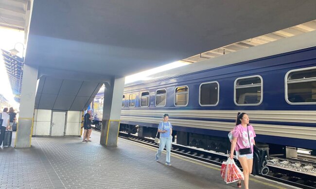 Перон, вагон, поезд, "Укрзалізниця"