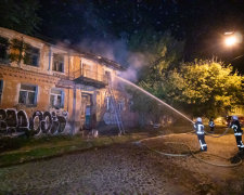 Ночью в Киеве вспыхнул дом, пожарные мчались со всего города: люди могли не проснуться