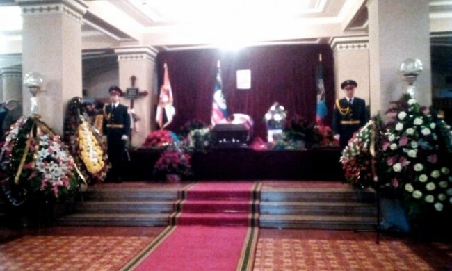 Похороны Гиви: закрытый гроб и минимум "скорбящих"