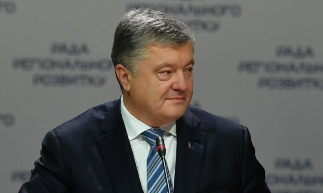 "Царь, очень приятно": Порошенко засекли за странным занятием, ту женщину обсуждают все