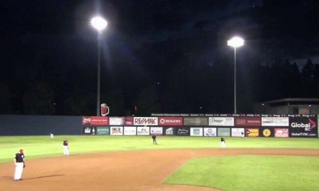 НЛО прилетів на бейсбольний матч (відео)