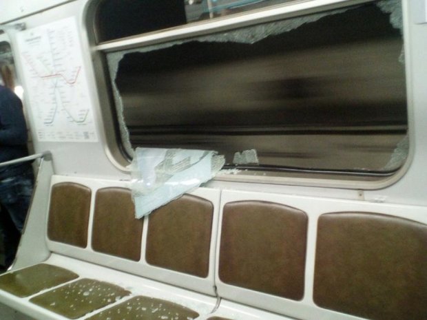 Вандалы разбили вагон киевского метро