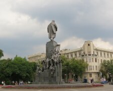 Харків'яни йдуть до пам'ятника Шевченка, сльози на очах: яке горе об'єднало тисячі містян