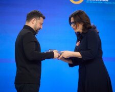 Зеленський вручає нагороду Гданську на саміті в Києві