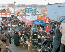 Харків'яни влаштували жорстку тисняву в черзі за халявними шмотками, дивитися гидко: дике відео