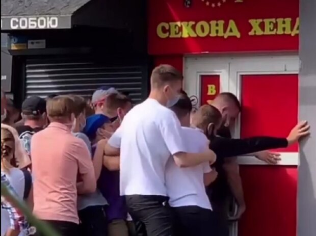 Киевляне массово ворвались в секонд-хенд: "Дверь в Европу"