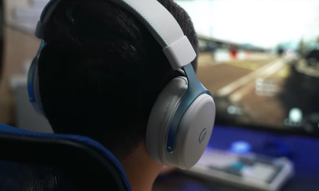 Использование наушников. Фото: скрин youtube