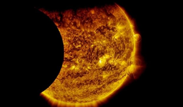 У NASA представили фото подвійного сонячного затемнення