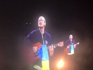 Вуличний музикант заспівав "Обійми" разом із Coldplay