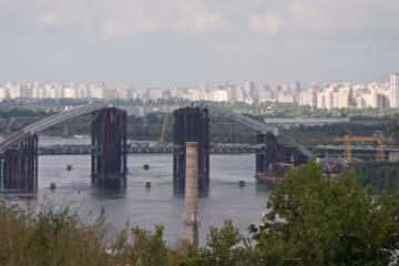 Скандал в Києві: Подільський міст розкрадають на металобрухт
