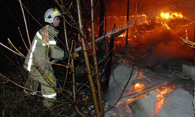 У Миколаєві палав склад (фото)