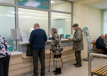 Пенсіонери в банку. Фото: згенероване ШІ