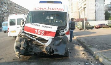 Маршрутка взяла на таран скорую помощь в Днепропетровске (фото)