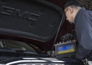 Автомобильный аккумулятор, фото из свободных источников