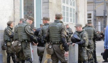 К мэрии Львова направили войска