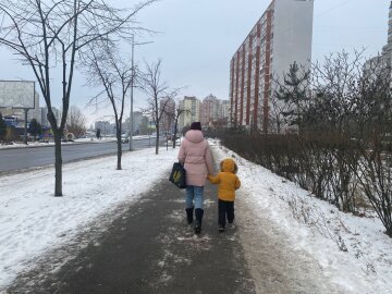 Мама з дитиною, сніг, зима, фото: Знай.ua
