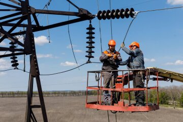 Електрики Харківобленерго відновлюють світло