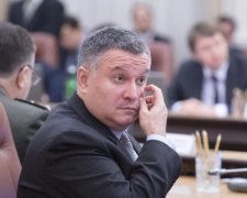 Детективи НАБУ забрали сина Авакова: фото з місця