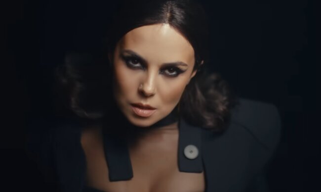 Настя Каменських, кадр із кліпу на пісню "TU Y YO"