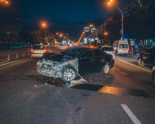 На київському проспекті за лічені години сталися десятки ДТП: фото