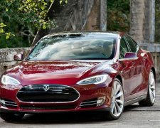 До чого довели народ: в Києві помітили торговця медом на Tesla