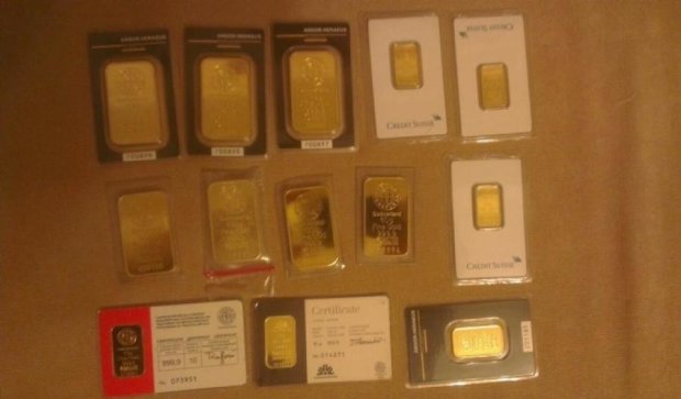 У митника знайшли іноземну валюту та злитки золота