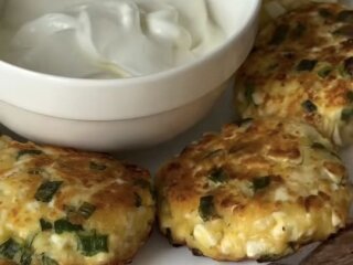 Ліниві пиріжки з яйцем та зеленою цибулею: фото скрін рецепту