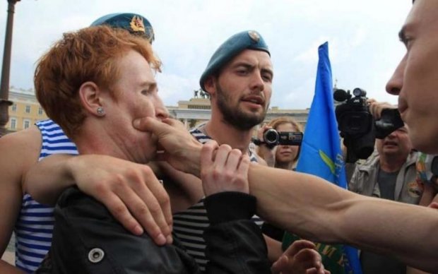 Цеглина об голову та фарш із морд: найбільш ідіотські вчинки росіян на День ВДВ 