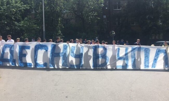 Недовольные фанаты черниговского клуба устроили пиротехническое шоу перед Домом футбола 

